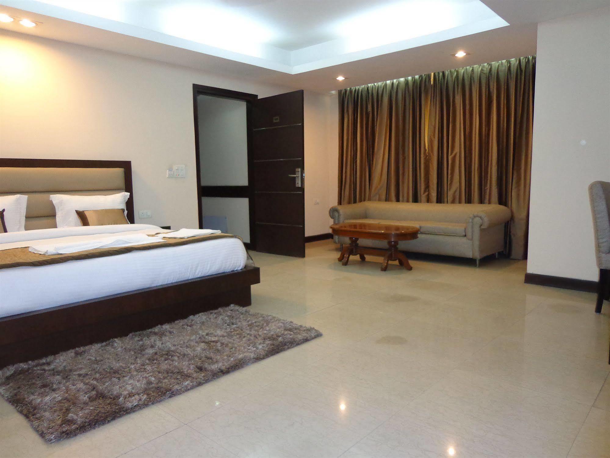Hotel Aura @Airport New Delhi Eksteriør billede