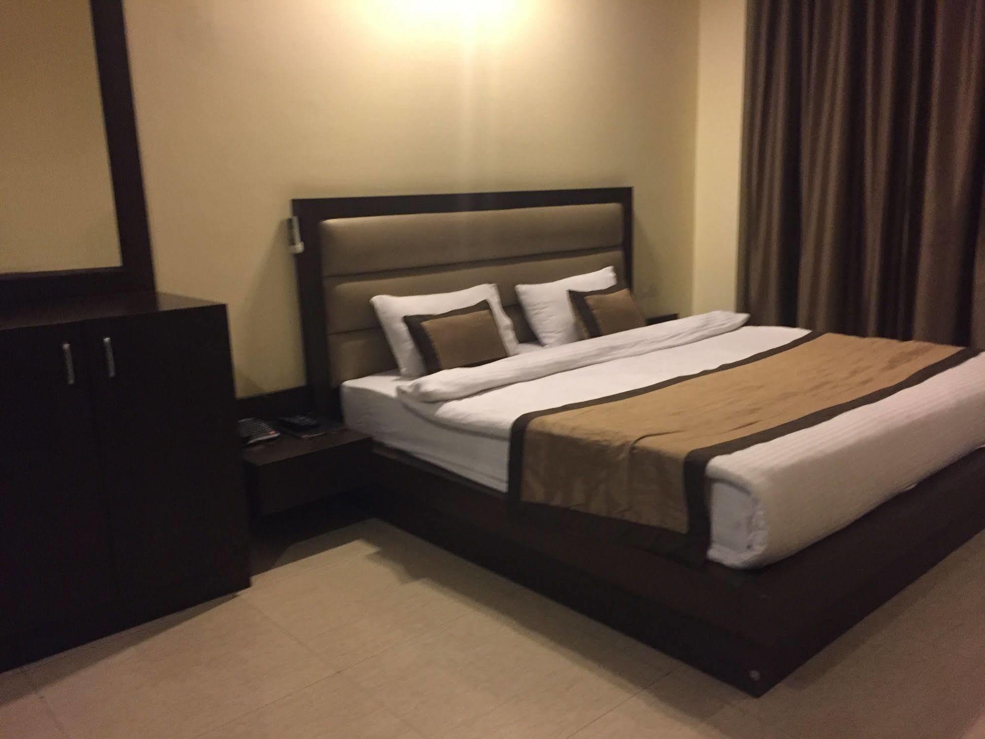 Hotel Aura @Airport New Delhi Eksteriør billede