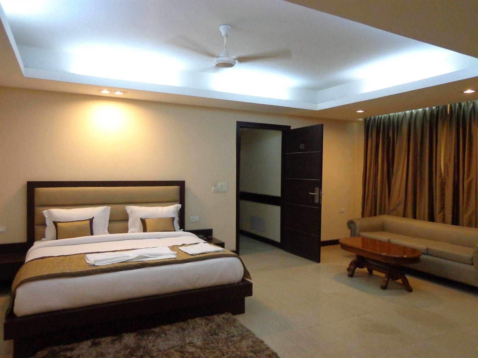 Hotel Aura @Airport New Delhi Eksteriør billede