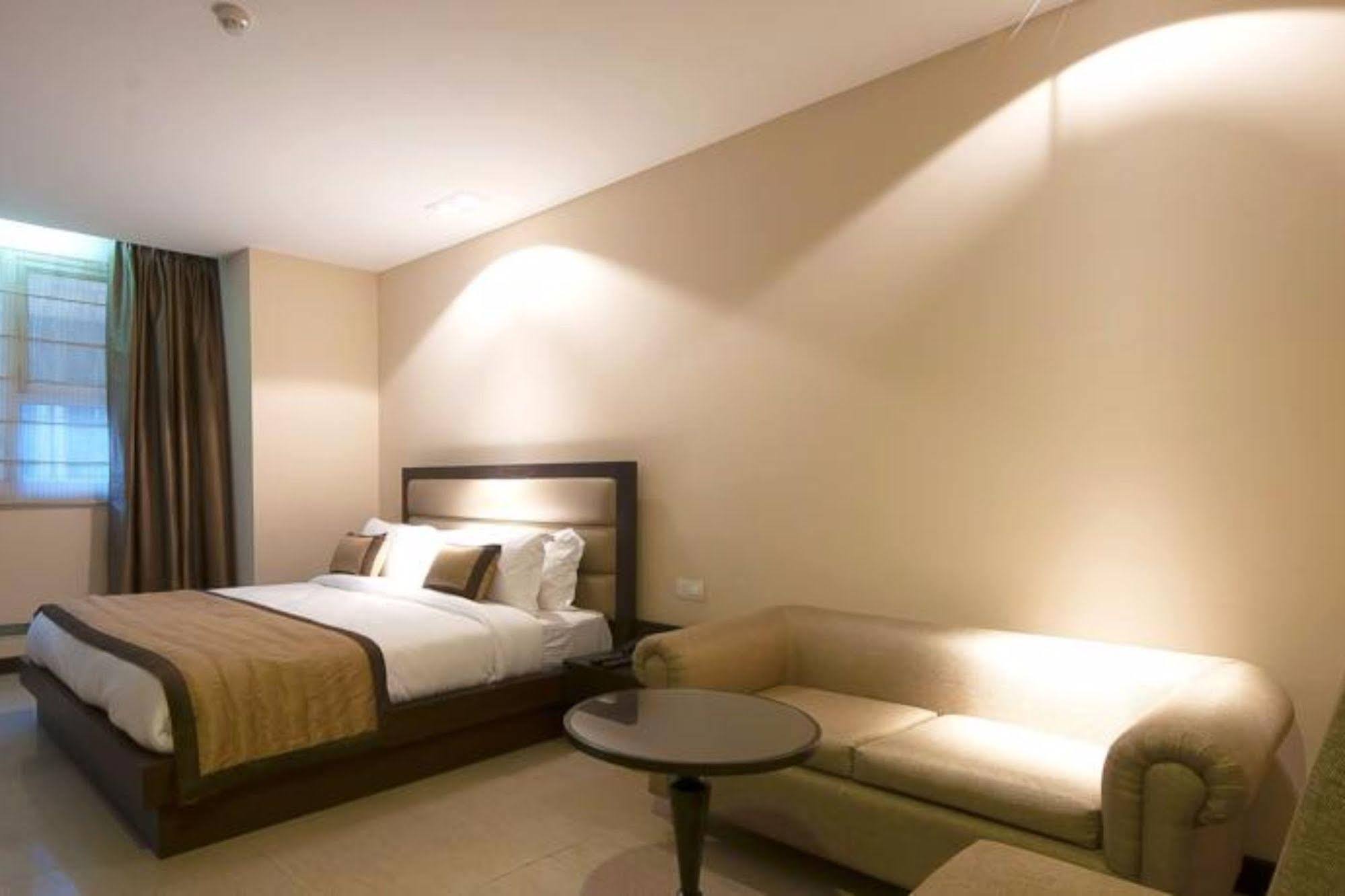 Hotel Aura @Airport New Delhi Eksteriør billede