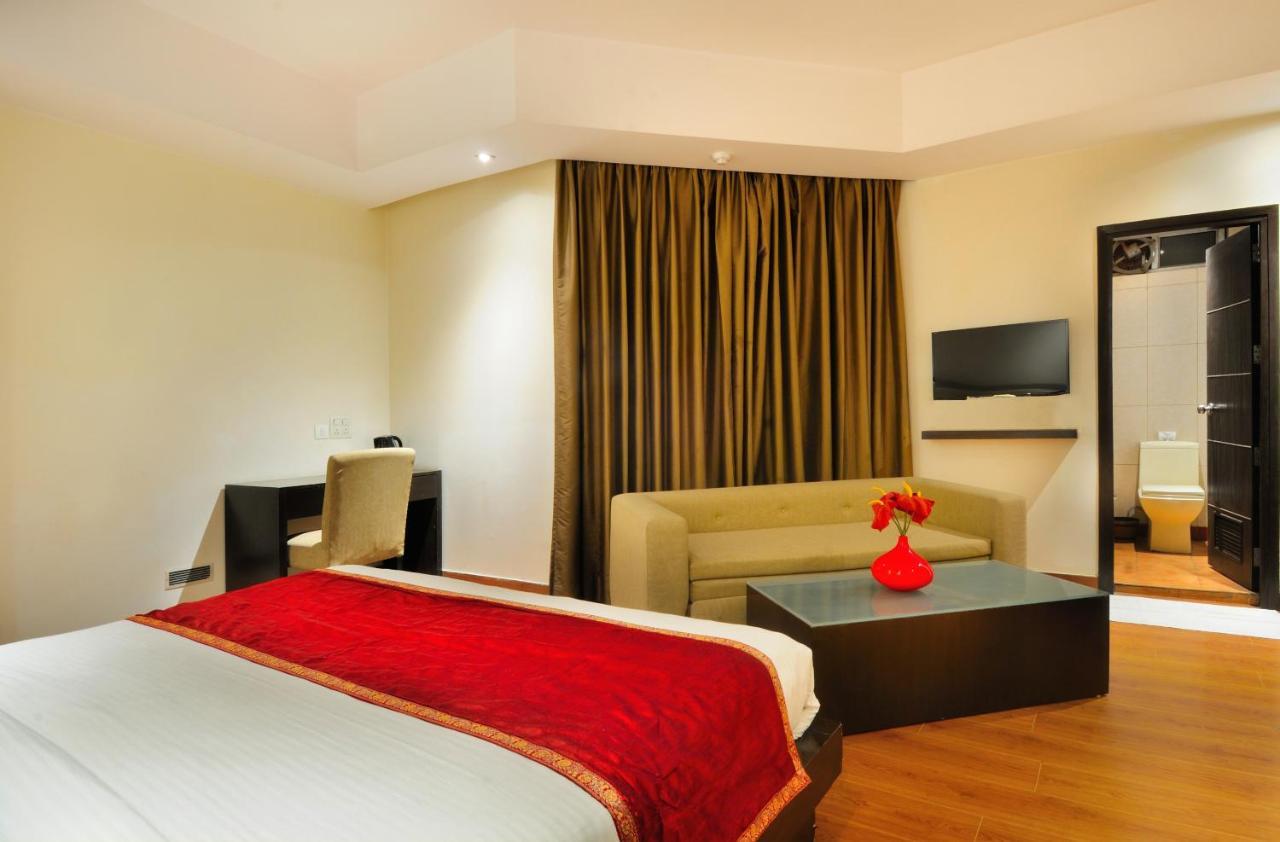 Hotel Aura @Airport New Delhi Eksteriør billede